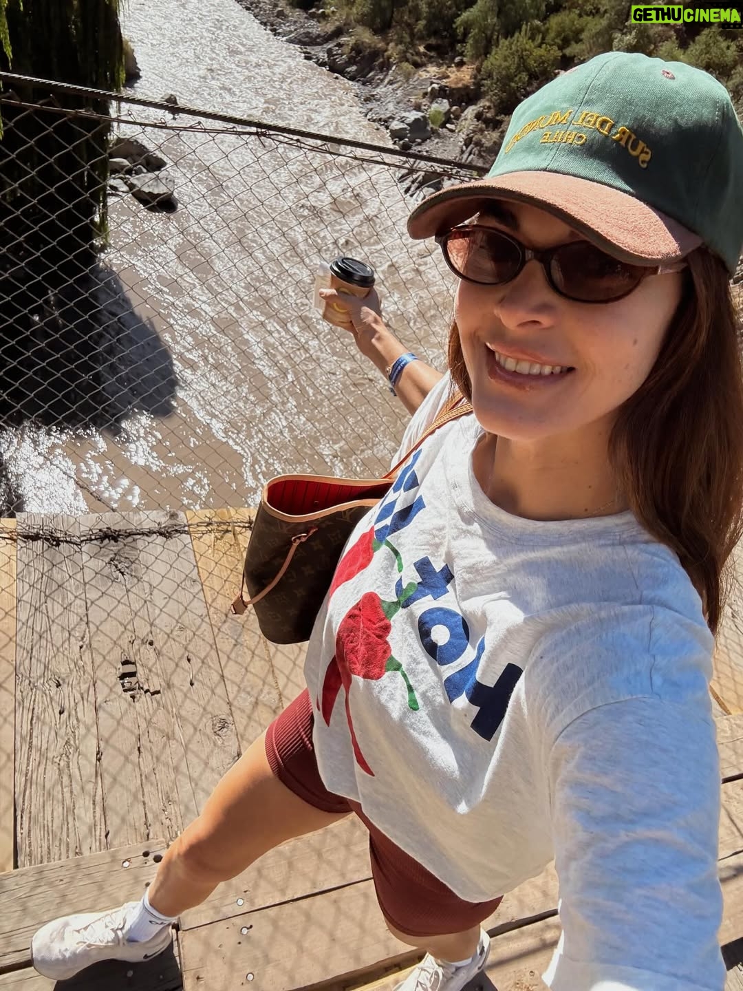 Jocelyn Osorio - 1.9K Likes - No screens.
No rush.
Just rivers, goats, muddy shoes, quiet walks, and tiny hands holding mine. @cascadadelasanimas 🤍

Sin pantallas.
Sin prisa.
Solo ríos, cabritas, zapatos con barro, caminatas lentas y manitos agarrando las mías.

This is the kind of luxury that actually fills you.
The kind your kids will remember.

Este es el lujo que de verdad te llena.
El que tus hijos van a recordar.

Cajón del Maipo · Cascadas de las Ánimas 🤍

#SlowLuxuryLiving #CajonDelMaipo #TravelWithKids #ChileMagico #motherhoodunplugged