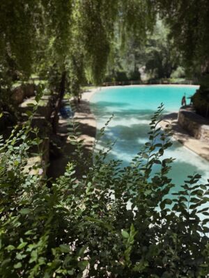 Jocelyn Osorio Instagram - No screens.
No rush.
Just rivers, goats, muddy shoes, quiet walks, and tiny hands holding mine. @cascadadelasanimas 🤍
Sin pantallas.
Sin prisa.
Solo ríos, cabritas, zapatos con barro, caminatas lentas y manitos agarrando las mías.
This is the kind of luxury that actually fills you.
The kind your kids will remember.
Este es el lujo que de verdad te llena.
El que tus hijos van a recordar.
Cajón del Maipo · Cascadas de las Ánimas 🤍
#SlowLuxuryLiving #CajonDelMaipo #TravelWithKids #ChileMagico #motherhoodunplugged