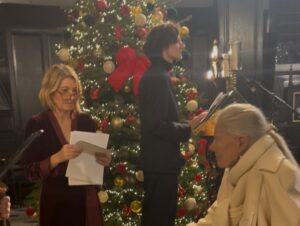 Joely Richardson Instagram - It was so special to do a service with the @orasingers with @suzidigby at @stclementdanesraf . We’ve never done one ‘en famille’ 3 generations together . @daisybevan kept us all in check with her beautiful wisdom and searing integrity . My Wonder Woman cousin Jemma Redgrave lent her mega talent currently on display @the_war_between_the_land_and_ ( Sunday night viewing - @bbcdoctorwho spin off). Vanessa touched the Gods in that way she uniquely has, and I got up to read realising one of my pages was missing . ♥️ #sing