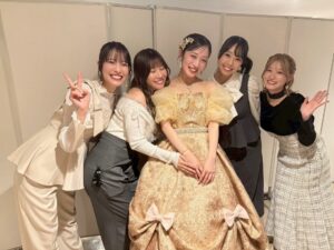 Jonishi Rei Instagram - ⠀
ちっひーさん卒コンにゲストとして
出演させていただきました！
ちっひーさん呼んでくださりありがとうございました🐯
⠀
⠀
ちっひーさんは優しくて、どんなボケをしても笑って突っ込んでくださり、ダンスも歌も上手で、尊敬する先輩でもあり
私にとって第二のお姉ちゃんのような存在でした👩🏻
⠀
大好きなちっひーさんの卒業を一緒にお祝いできて
嬉しいです🐯
大大大好きです🐯🐯💛

ドレス姿綺麗すぎました😭✨✨✨✨
13年間本当にお疲れさまです！！！

ありがとうございました🐯

-------

大好きな先輩方、メンバーとも会えて
楽屋も賑やかで
楽しすぎました😸