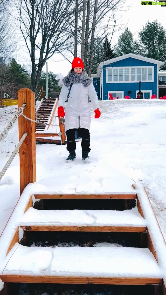Josée Boudreault - 475 Likes - On a loué un chalet pour fêter Noël d’avance avec la famille.  Les filles sont trop vieilles, LP ne trouve plus personne pour jouer dehors avec lui.  Mais il le fait quand même. ❤️
Avez-vous un chum comme le mien qui fait du sport d’hiver toujours en jeans ? 😂
