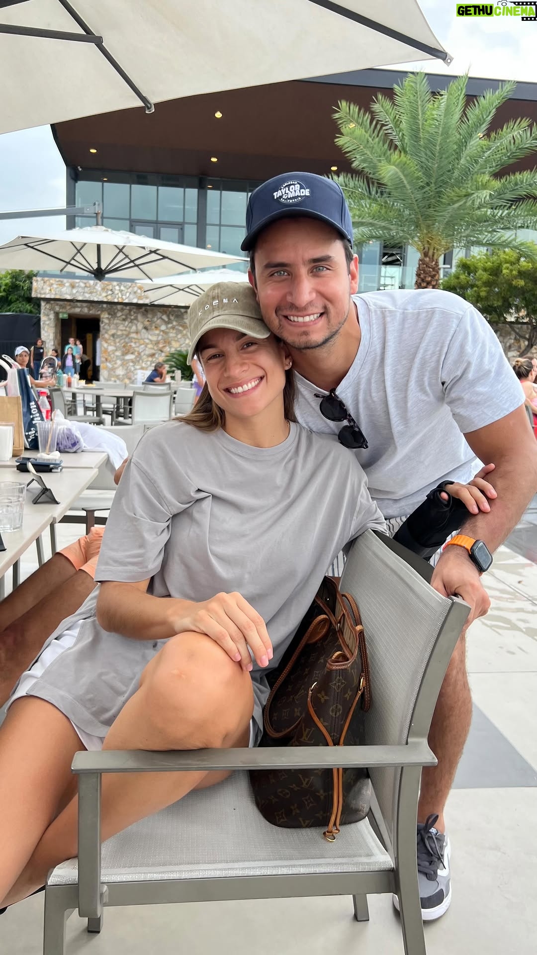 Joselyn Gallardo - 32.3K Likes - Que lindas eran las épocas donde mi hermano @oscargalllardo me pagaba todo 🙄
Ah.. feliz día ña, que maki disfrute de su banco privado para toda la vida ♥️