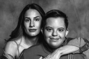 Joselyn Gallardo Instagram - En conmemoración por el Día Mundial del síndrome de Down traemos la campaña #GraciasATiSoyAsí donde personas con esta condición comparten sus sueños, desafíos y reflexionan sobre su camino con Shany Nadan, Josselyn Gallardo, Ren Kai y Johnta; artistas ecuatorianos  con gran trayectoria que aconsejaron a nuestros artistas y afirman lo mismo: han llegado hasta donde están por su familia 💙💛💙💛.

Todos somos diferentes y eso es lo que nos hace auténticos 🦾. Tomemos esta fecha para valorar lo que nos hace destacar pero también para mirar hacia atrás y darnos cuenta de lo que hemos logrado, así como lo que nos hace falta alcanzar o mejorar. 

¿Y tú, a quién le agradeces por convertirte en lo que eres hoy?, ¿a quién admiras y anhelas seguir?, ¿en quién te quieres convertir? 🚀

Staff 

Producción🦾 @teatrin.tintin @somoscapaces.ec 
Foto 📸: @ricardoperezph 
Maquillaje💄: @ghettobeautyshop @cruzinvertide 
Peinado💁🏻‍♀️: @caroaguirreperez 
Styling👗: @isaycazac @wonderlab.ec 
Agradecimientos especiales: @anicapandzic @carolina.alvarado09