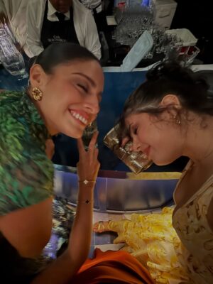Joselyn Gallardo Instagram - playa•amigas•amor•bici•trabajo•teatro•el sol.. cuánta felicidad ♥️
