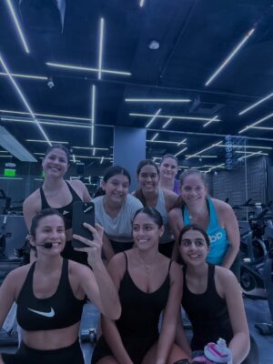 Joselyn Gallardo Instagram - playa•amigas•amor•bici•trabajo•teatro•el sol.. cuánta felicidad ♥️