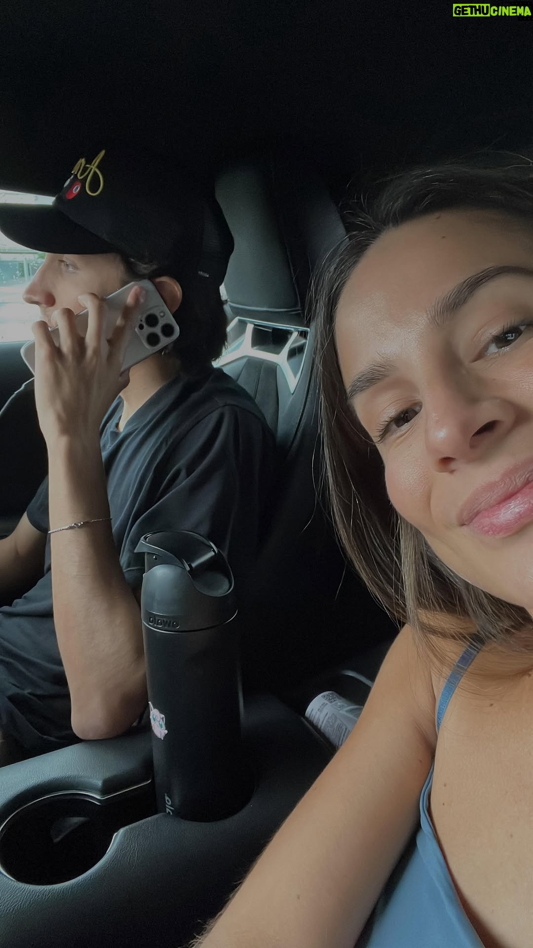 Joselyn Gallardo - 26.3K Likes - Mi corazón está completo cuando está con él @ricardogalllardo ❤️
Por favor díganme que alguien me entiende, los leo.