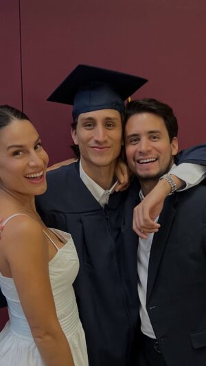 Joselyn Gallardo Instagram - Porque.. Uds contéstenme porque..
33 años viviendo esto, igual los amo 🙄♥️
@oscargalllardo @ricardogalllardo