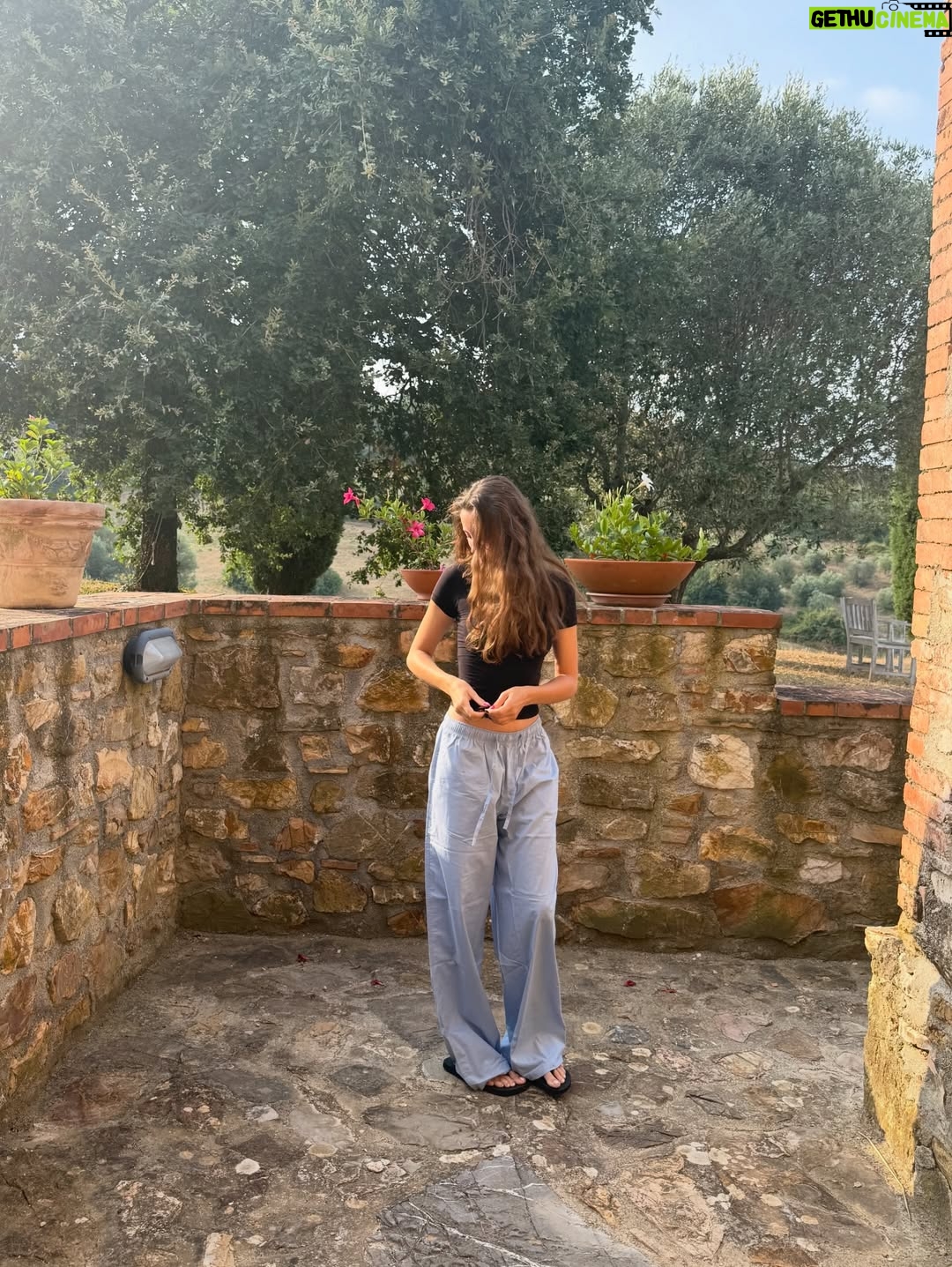 Josephine Chavarria Højbjerg - 29.2K Likes - 2025 challenged me in ways I never expected, but it taught me a lot about life🤍 
It had its moments, but this year also gave me experiences I’ll never forget - my first Netflix production and my biggest hosting job ever! All of it surrounded by the best people🤍

Thank you so much for all the love and support<33 it truly means everything🤍 Can’t wait for 2026!!