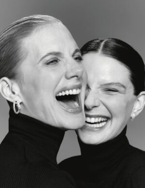Joséphine Japy Instagram - Mélanie Laurent & @josephinejapy.
 
Dix ans après Respire, elles inversent les rôles : avec Qui brille au combat, son premier film, #JosephineJapy dirige à son tour son amie.
 
Par @mariletertre 
Photos @nicolasvalois @charlette_studio 
Réalisation @barbaraloison 
Maquillage @christophedanchaud_ 
Coiffure @ludovic.bordas 

#MelanieLaurent #cinema