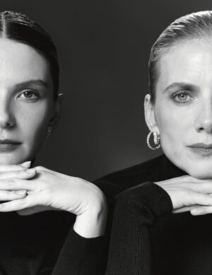Joséphine Japy Instagram - Mélanie Laurent & @josephinejapy.
 
Dix ans après Respire, elles inversent les rôles : avec Qui brille au combat, son premier film, #JosephineJapy dirige à son tour son amie.
 
Par @mariletertre 
Photos @nicolasvalois @charlette_studio 
Réalisation @barbaraloison 
Maquillage @christophedanchaud_ 
Coiffure @ludovic.bordas 

#MelanieLaurent #cinema
