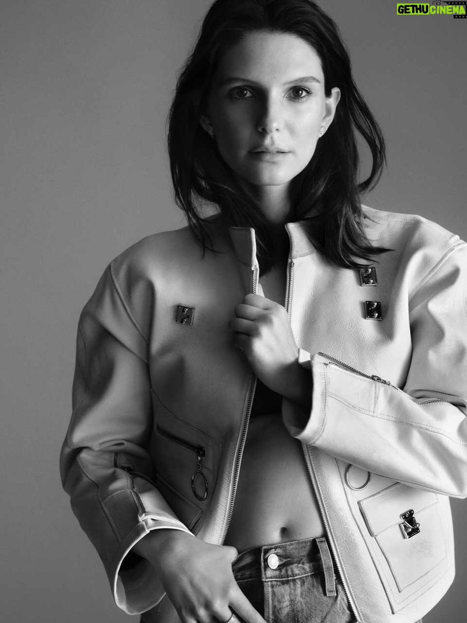 Joséphine Japy - 7.8K Likes - Merci @ellefr 🙏

Photographe @buzzwhitestudio 
Réalisatrice @annemariebrouillet 
Coiffure @mathieulaudrel 
Maquillage @christina__lutz 
Manucure @julievillanovanails