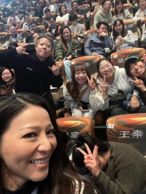 Joyce Tang Lai-Ming Instagram - 今日嘅謝票場實在太熱鬧，有熟悉嘅同事，有支持多年嘅fans，有好朋友🤩
感恩，多謝各位支持尋秦記支持香港電影業
#尋秦記電影版 @backtothepastmovie