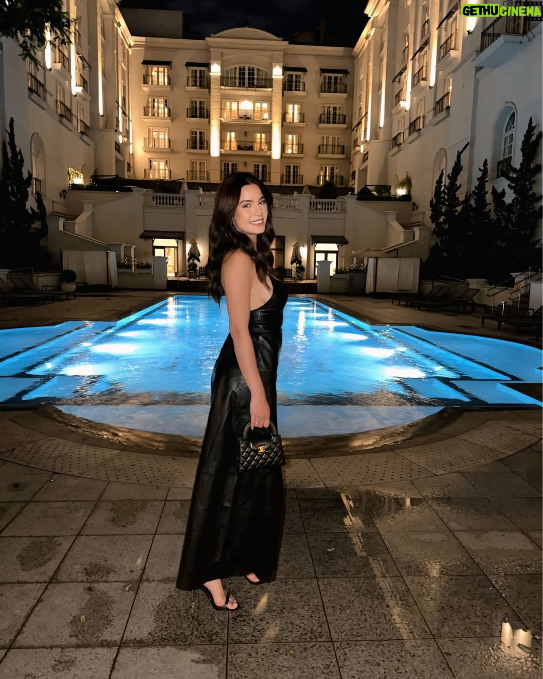 Julia Gama - 4.8K Likes - Nem sempre dá tempo de contar tudo.
Mas dá pra sentir. 🖤