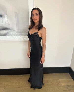 Julia Macchio Instagram - @karatekidmovie premiere was such a blast! Nostalgia, lots of laughs, NYC, so much heart and holy stunts!!! One of my favorite parts of the evening was seeing so many people lined up on the streets of New York wearing their karate gis and cheering/smiling so big. Congrats to everyone involved. Always so proud of you, Dad! Go see it in theaters this Friday!! 🍿🌆🥋🍕🧥❤️ Okay brb, gonna go eat some stuffed crust pizza… 

Fam photo cred - StarPix 📸