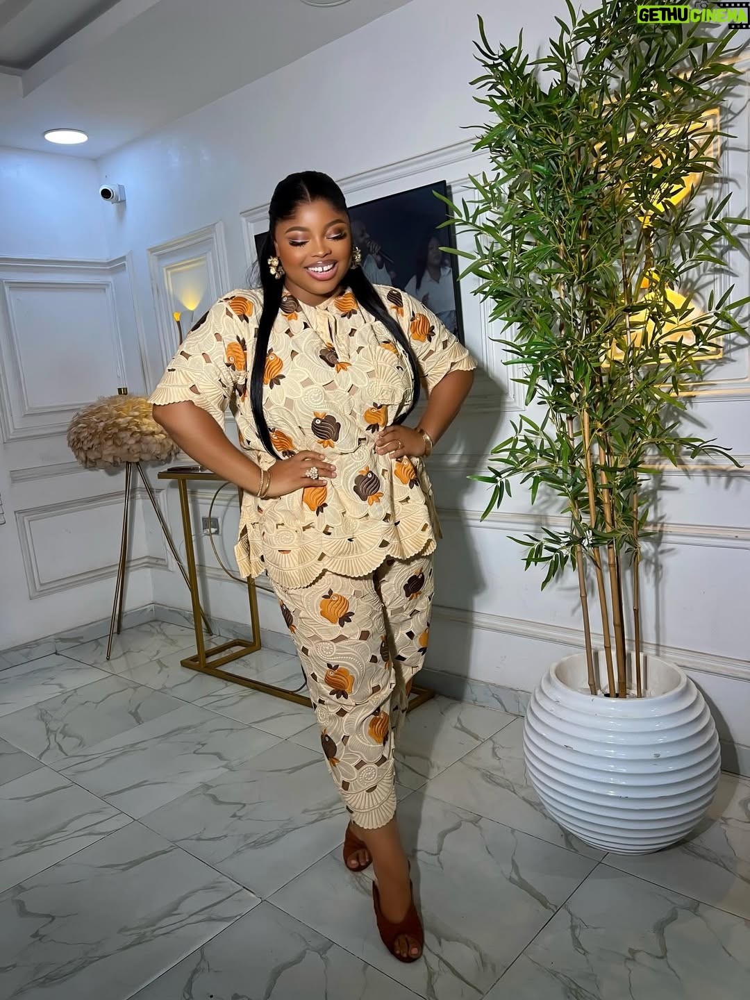 Juliana Olayode - 3 Likes - Happy first Sunday of the year from me and mine @qute_tosyn 🥰🥰

A very big thank you to everyone who went to see “Don’t Give Up” on my YouTube channel yesterday after seeing my post means so much to me. Thanks for your suggestions as well God bless you all.🥰🥰

If you see haven’t seen it please go check it out on Juliana Olayode TV.🥰🥰

Fit , I inherited it from Tosin’s dad go check my story😂
Hair/hairstylist @myhair.ng @myhairnaija 
Makeup @beautyby_debs 

#Julianaolayode
#happyfirstsundayoftheyear
