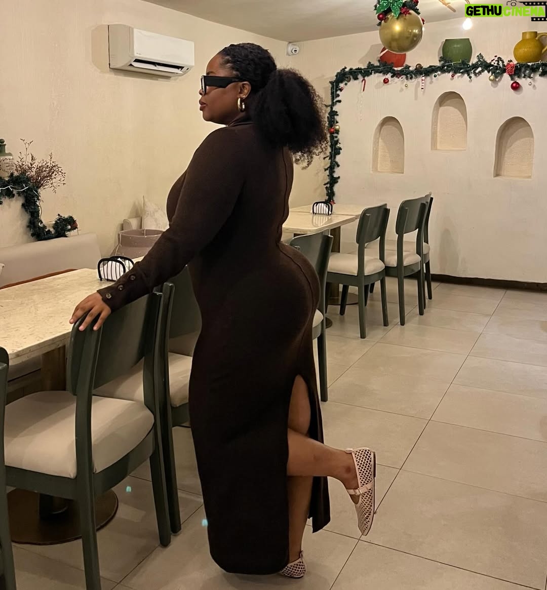 Juliana Olayode - 3 Likes - Do you agree with the last slide?

PS When are we going to start taking out/down our Christmas decorations?🤓

#Julianaolayode
#Godsfavoritebaby
#Godbabygirlforlife