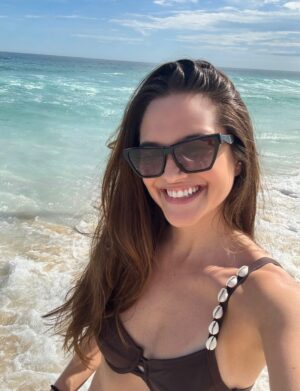 Juliana Paiva Instagram - “Vai menina, fecha os olhos. Solta os cabelos. Joga a vida. Como quem brinca somente. Vai, esquece do mundo. Molha os pés na poça. Mergulha no que te dá vontade. Que a vida não espera por você
Abraça o que te faz sorrir. Não espere. Promessas, vão e vem. Planos, se desfazem. Regras, você as dita. Palavras, o vento leva. Distância, só existe pra quem quer. Os olhos se fecham um dia, pra sempre. E o que importa você sabe,
menina. É o quão isso te faz sorrir. E só.” 🐚🌊🎶🌅

Caio Fernando Abreu