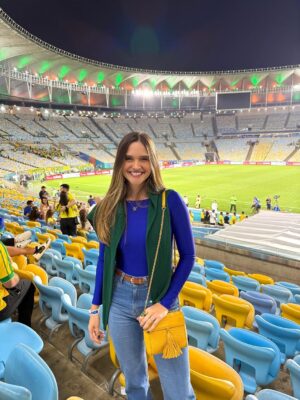 Juliana Paiva Instagram - “Mostra tua Força Brasil
E amarra o amor na chuteira
Que a garra da Torcida inteira
Vai junto com você Brasil”🙌🏼💚💛💙✨

Que emoção assistir pela primeira vez ao vivo a nossa seleção brilhar em campo, ainda mais esse campo sendo o nosso Maraca!😍
Como é bom torcer e vibrar por nós!!
Experiência inesquecível e já com sabor de copa!
Obrigada @brasil por esse convite mágico!
Parabéns Seleção!
Agora é rumo ao Hexa!!🇧🇷❤️✨