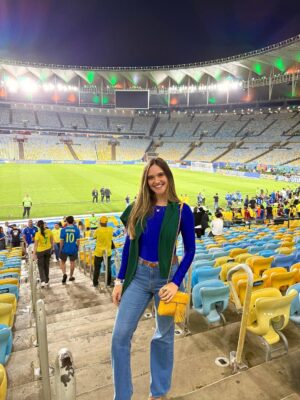 Juliana Paiva Instagram - “Mostra tua Força Brasil
E amarra o amor na chuteira
Que a garra da Torcida inteira
Vai junto com você Brasil”🙌🏼💚💛💙✨

Que emoção assistir pela primeira vez ao vivo a nossa seleção brilhar em campo, ainda mais esse campo sendo o nosso Maraca!😍
Como é bom torcer e vibrar por nós!!
Experiência inesquecível e já com sabor de copa!
Obrigada @brasil por esse convite mágico!
Parabéns Seleção!
Agora é rumo ao Hexa!!🇧🇷❤️✨