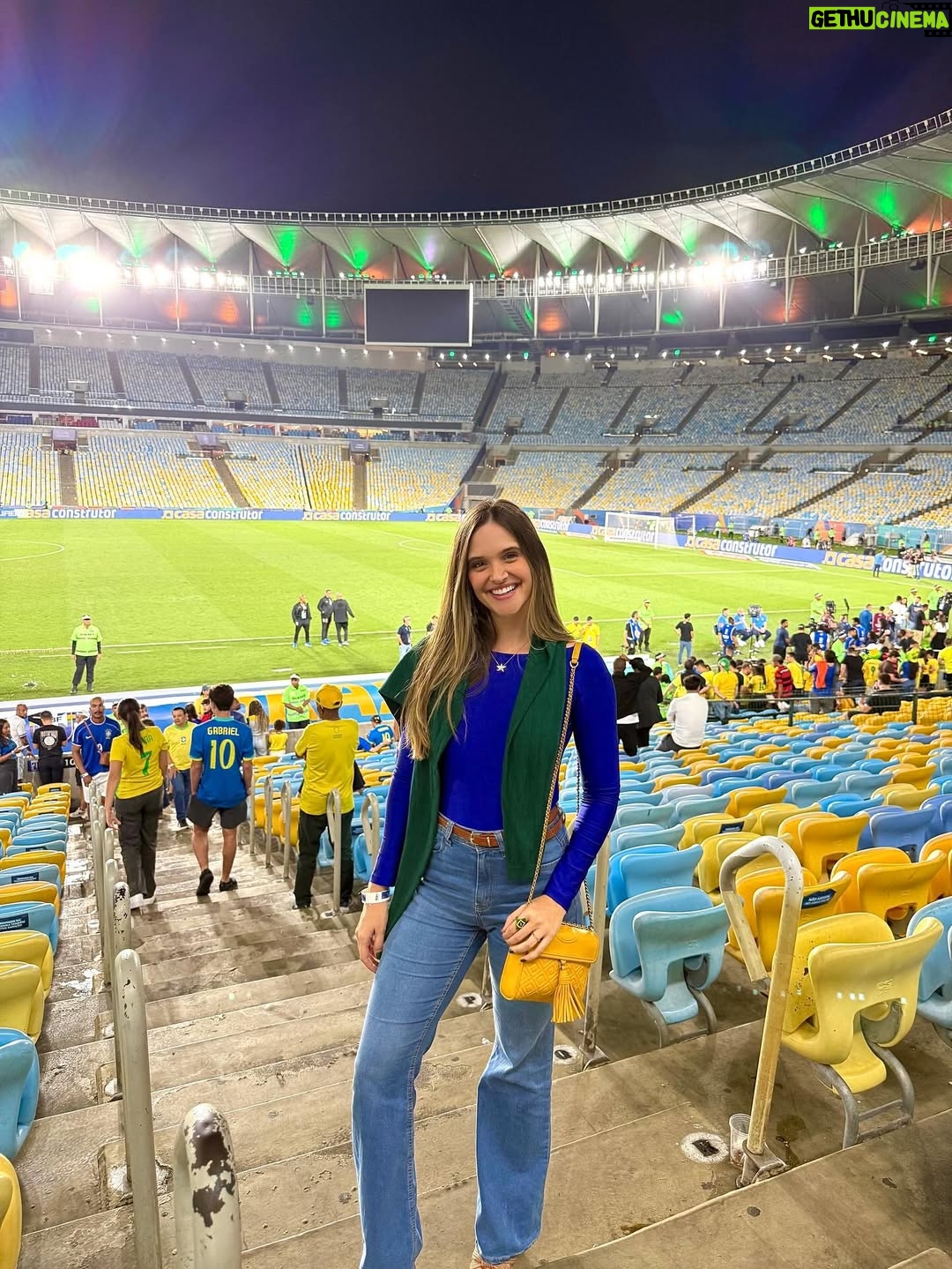 Juliana Paiva - 72.6K Likes - “Mostra tua Força Brasil
E amarra o amor na chuteira
Que a garra da Torcida inteira
Vai junto com você Brasil”🙌🏼💚💛💙✨

Que emoção assistir pela primeira vez ao vivo a nossa seleção brilhar em campo, ainda mais esse campo sendo o nosso Maraca!😍
Como é bom torcer e vibrar por nós!!
Experiência inesquecível e já com sabor de copa!
Obrigada @brasil por esse convite mágico!
Parabéns Seleção!
Agora é rumo ao Hexa!!🇧🇷❤️✨