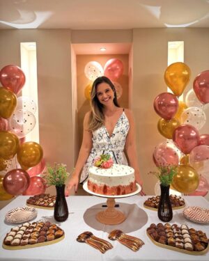 Juliana Paiva Instagram - Registro de um dia inesquecível! 🙌🏼💖 (arrasta pro lado)

Reuni a família que nasci com a família que formei na vida! E o resultado não poderia ser outro, uma vibração linda de alegria que fez meu novo ciclo de vida começar com Tudo! 🎂✨✨✨
Amo cada um de vcs!!❤️

Quero agradecer tbm aos meus parceiros que trouxeram muito sabor e ginga pra esse dia tão especial:

 @sushidapraca sempre com qualidade e sabores deliciosos enviaram 3 caixonas de sushi com cuidado e carinho impecável! Muito obrigada💖🍱

@diblasipizzas rechearam a festa com pizzas quentinhas e deliciosas com entregas feitas no decorrer do evento! Incrível! Muito obrigada 💖🍕

E o grupo que me tornei fã e fez a energia rolar em forma de samba @grupobartale Muito sucesso na estrada de vcs! Já me considero madrinha! Muito obrigada por trazerem alegria pro corpo e alma!💖🎉🎼

Começou o MEU ANO!!!🙌🏼🥰🥂✨🎉