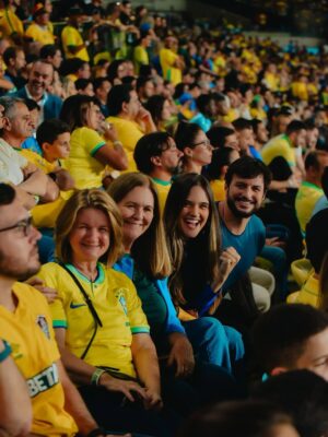 Juliana Paiva Instagram - “Mostra tua Força Brasil
E amarra o amor na chuteira
Que a garra da Torcida inteira
Vai junto com você Brasil”🙌🏼💚💛💙✨

Que emoção assistir pela primeira vez ao vivo a nossa seleção brilhar em campo, ainda mais esse campo sendo o nosso Maraca!😍
Como é bom torcer e vibrar por nós!!
Experiência inesquecível e já com sabor de copa!
Obrigada @brasil por esse convite mágico!
Parabéns Seleção!
Agora é rumo ao Hexa!!🇧🇷❤️✨