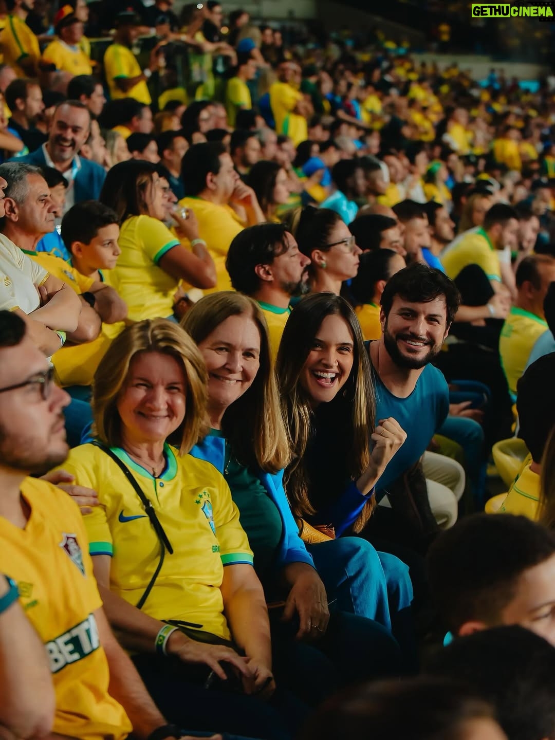 Juliana Paiva - 72.6K Likes - “Mostra tua Força Brasil
E amarra o amor na chuteira
Que a garra da Torcida inteira
Vai junto com você Brasil”🙌🏼💚💛💙✨

Que emoção assistir pela primeira vez ao vivo a nossa seleção brilhar em campo, ainda mais esse campo sendo o nosso Maraca!😍
Como é bom torcer e vibrar por nós!!
Experiência inesquecível e já com sabor de copa!
Obrigada @brasil por esse convite mágico!
Parabéns Seleção!
Agora é rumo ao Hexa!!🇧🇷❤️✨