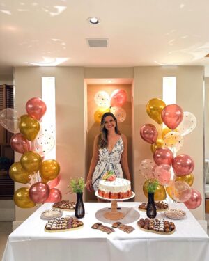 Juliana Paiva Instagram - Registro de um dia inesquecível! 🙌🏼💖 (arrasta pro lado)

Reuni a família que nasci com a família que formei na vida! E o resultado não poderia ser outro, uma vibração linda de alegria que fez meu novo ciclo de vida começar com Tudo! 🎂✨✨✨
Amo cada um de vcs!!❤️

Quero agradecer tbm aos meus parceiros que trouxeram muito sabor e ginga pra esse dia tão especial:

 @sushidapraca sempre com qualidade e sabores deliciosos enviaram 3 caixonas de sushi com cuidado e carinho impecável! Muito obrigada💖🍱

@diblasipizzas rechearam a festa com pizzas quentinhas e deliciosas com entregas feitas no decorrer do evento! Incrível! Muito obrigada 💖🍕

E o grupo que me tornei fã e fez a energia rolar em forma de samba @grupobartale Muito sucesso na estrada de vcs! Já me considero madrinha! Muito obrigada por trazerem alegria pro corpo e alma!💖🎉🎼

Começou o MEU ANO!!!🙌🏼🥰🥂✨🎉