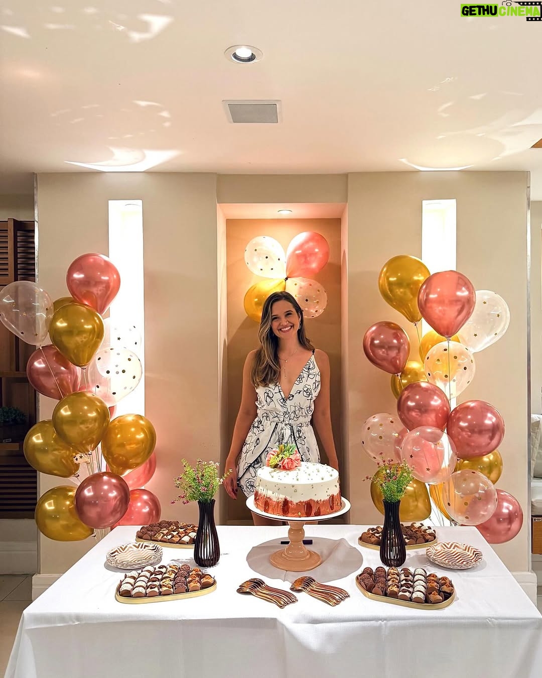 Juliana Paiva - 328.9K Likes - Registro de um dia inesquecível! 🙌🏼💖 (arrasta pro lado)

Reuni a família que nasci com a família que formei na vida! E o resultado não poderia ser outro, uma vibração linda de alegria que fez meu novo ciclo de vida começar com Tudo! 🎂✨✨✨
Amo cada um de vcs!!❤️

Quero agradecer tbm aos meus parceiros que trouxeram muito sabor e ginga pra esse dia tão especial:

 @sushidapraca sempre com qualidade e sabores deliciosos enviaram 3 caixonas de sushi com cuidado e carinho impecável! Muito obrigada💖🍱

@diblasipizzas rechearam a festa com pizzas quentinhas e deliciosas com entregas feitas no decorrer do evento! Incrível! Muito obrigada 💖🍕

E o grupo que me tornei fã e fez a energia rolar em forma de samba @grupobartale Muito sucesso na estrada de vcs! Já me considero madrinha! Muito obrigada por trazerem alegria pro corpo e alma!💖🎉🎼

Começou o MEU ANO!!!🙌🏼🥰🥂✨🎉