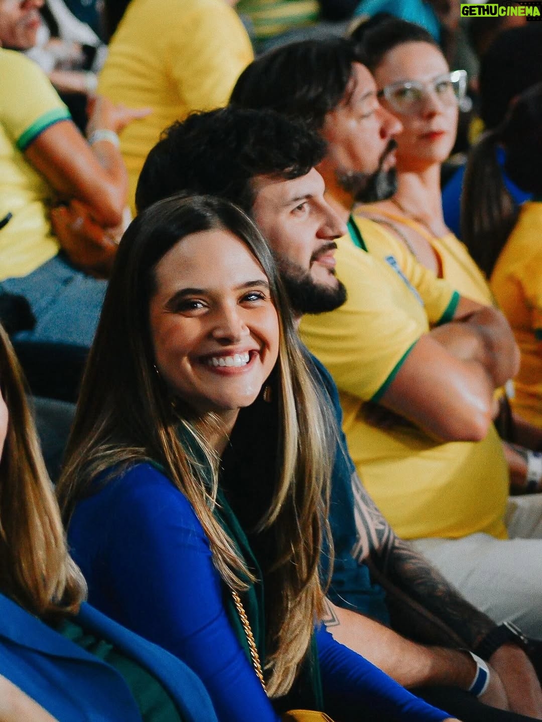 Juliana Paiva - 72.6K Likes - “Mostra tua Força Brasil
E amarra o amor na chuteira
Que a garra da Torcida inteira
Vai junto com você Brasil”🙌🏼💚💛💙✨

Que emoção assistir pela primeira vez ao vivo a nossa seleção brilhar em campo, ainda mais esse campo sendo o nosso Maraca!😍
Como é bom torcer e vibrar por nós!!
Experiência inesquecível e já com sabor de copa!
Obrigada @brasil por esse convite mágico!
Parabéns Seleção!
Agora é rumo ao Hexa!!🇧🇷❤️✨