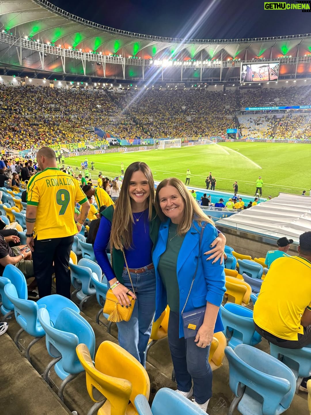 Juliana Paiva - 72.6K Likes - “Mostra tua Força Brasil
E amarra o amor na chuteira
Que a garra da Torcida inteira
Vai junto com você Brasil”🙌🏼💚💛💙✨

Que emoção assistir pela primeira vez ao vivo a nossa seleção brilhar em campo, ainda mais esse campo sendo o nosso Maraca!😍
Como é bom torcer e vibrar por nós!!
Experiência inesquecível e já com sabor de copa!
Obrigada @brasil por esse convite mágico!
Parabéns Seleção!
Agora é rumo ao Hexa!!🇧🇷❤️✨