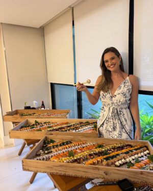 Juliana Paiva Instagram - Registro de um dia inesquecível! 🙌🏼💖 (arrasta pro lado)

Reuni a família que nasci com a família que formei na vida! E o resultado não poderia ser outro, uma vibração linda de alegria que fez meu novo ciclo de vida começar com Tudo! 🎂✨✨✨
Amo cada um de vcs!!❤️

Quero agradecer tbm aos meus parceiros que trouxeram muito sabor e ginga pra esse dia tão especial:

 @sushidapraca sempre com qualidade e sabores deliciosos enviaram 3 caixonas de sushi com cuidado e carinho impecável! Muito obrigada💖🍱

@diblasipizzas rechearam a festa com pizzas quentinhas e deliciosas com entregas feitas no decorrer do evento! Incrível! Muito obrigada 💖🍕

E o grupo que me tornei fã e fez a energia rolar em forma de samba @grupobartale Muito sucesso na estrada de vcs! Já me considero madrinha! Muito obrigada por trazerem alegria pro corpo e alma!💖🎉🎼

Começou o MEU ANO!!!🙌🏼🥰🥂✨🎉