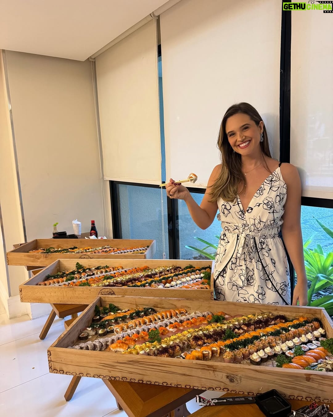Juliana Paiva - 328.9K Likes - Registro de um dia inesquecível! 🙌🏼💖 (arrasta pro lado)

Reuni a família que nasci com a família que formei na vida! E o resultado não poderia ser outro, uma vibração linda de alegria que fez meu novo ciclo de vida começar com Tudo! 🎂✨✨✨
Amo cada um de vcs!!❤️

Quero agradecer tbm aos meus parceiros que trouxeram muito sabor e ginga pra esse dia tão especial:

 @sushidapraca sempre com qualidade e sabores deliciosos enviaram 3 caixonas de sushi com cuidado e carinho impecável! Muito obrigada💖🍱

@diblasipizzas rechearam a festa com pizzas quentinhas e deliciosas com entregas feitas no decorrer do evento! Incrível! Muito obrigada 💖🍕

E o grupo que me tornei fã e fez a energia rolar em forma de samba @grupobartale Muito sucesso na estrada de vcs! Já me considero madrinha! Muito obrigada por trazerem alegria pro corpo e alma!💖🎉🎼

Começou o MEU ANO!!!🙌🏼🥰🥂✨🎉