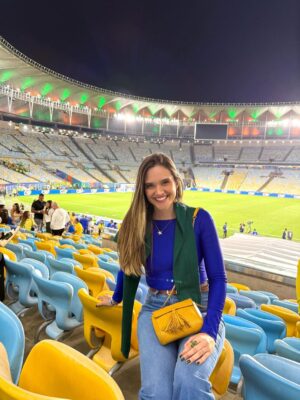 Juliana Paiva Instagram - “Mostra tua Força Brasil
E amarra o amor na chuteira
Que a garra da Torcida inteira
Vai junto com você Brasil”🙌🏼💚💛💙✨

Que emoção assistir pela primeira vez ao vivo a nossa seleção brilhar em campo, ainda mais esse campo sendo o nosso Maraca!😍
Como é bom torcer e vibrar por nós!!
Experiência inesquecível e já com sabor de copa!
Obrigada @brasil por esse convite mágico!
Parabéns Seleção!
Agora é rumo ao Hexa!!🇧🇷❤️✨