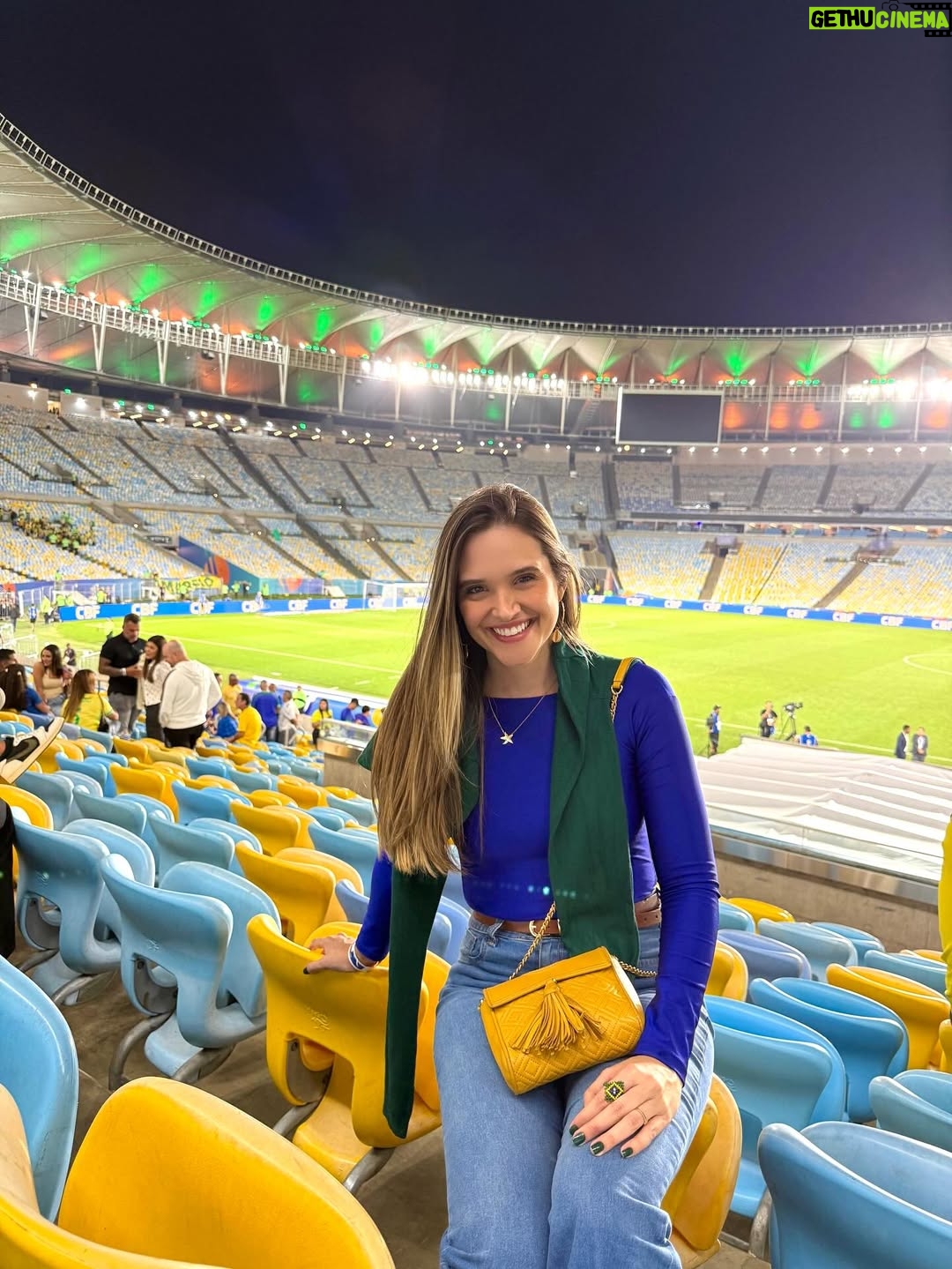 Juliana Paiva - 72.6K Likes - “Mostra tua Força Brasil
E amarra o amor na chuteira
Que a garra da Torcida inteira
Vai junto com você Brasil”🙌🏼💚💛💙✨

Que emoção assistir pela primeira vez ao vivo a nossa seleção brilhar em campo, ainda mais esse campo sendo o nosso Maraca!😍
Como é bom torcer e vibrar por nós!!
Experiência inesquecível e já com sabor de copa!
Obrigada @brasil por esse convite mágico!
Parabéns Seleção!
Agora é rumo ao Hexa!!🇧🇷❤️✨