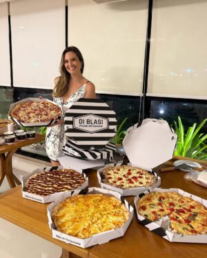 Juliana Paiva Instagram - Registro de um dia inesquecível! 🙌🏼💖 (arrasta pro lado)

Reuni a família que nasci com a família que formei na vida! E o resultado não poderia ser outro, uma vibração linda de alegria que fez meu novo ciclo de vida começar com Tudo! 🎂✨✨✨
Amo cada um de vcs!!❤️

Quero agradecer tbm aos meus parceiros que trouxeram muito sabor e ginga pra esse dia tão especial:

 @sushidapraca sempre com qualidade e sabores deliciosos enviaram 3 caixonas de sushi com cuidado e carinho impecável! Muito obrigada💖🍱

@diblasipizzas rechearam a festa com pizzas quentinhas e deliciosas com entregas feitas no decorrer do evento! Incrível! Muito obrigada 💖🍕

E o grupo que me tornei fã e fez a energia rolar em forma de samba @grupobartale Muito sucesso na estrada de vcs! Já me considero madrinha! Muito obrigada por trazerem alegria pro corpo e alma!💖🎉🎼

Começou o MEU ANO!!!🙌🏼🥰🥂✨🎉