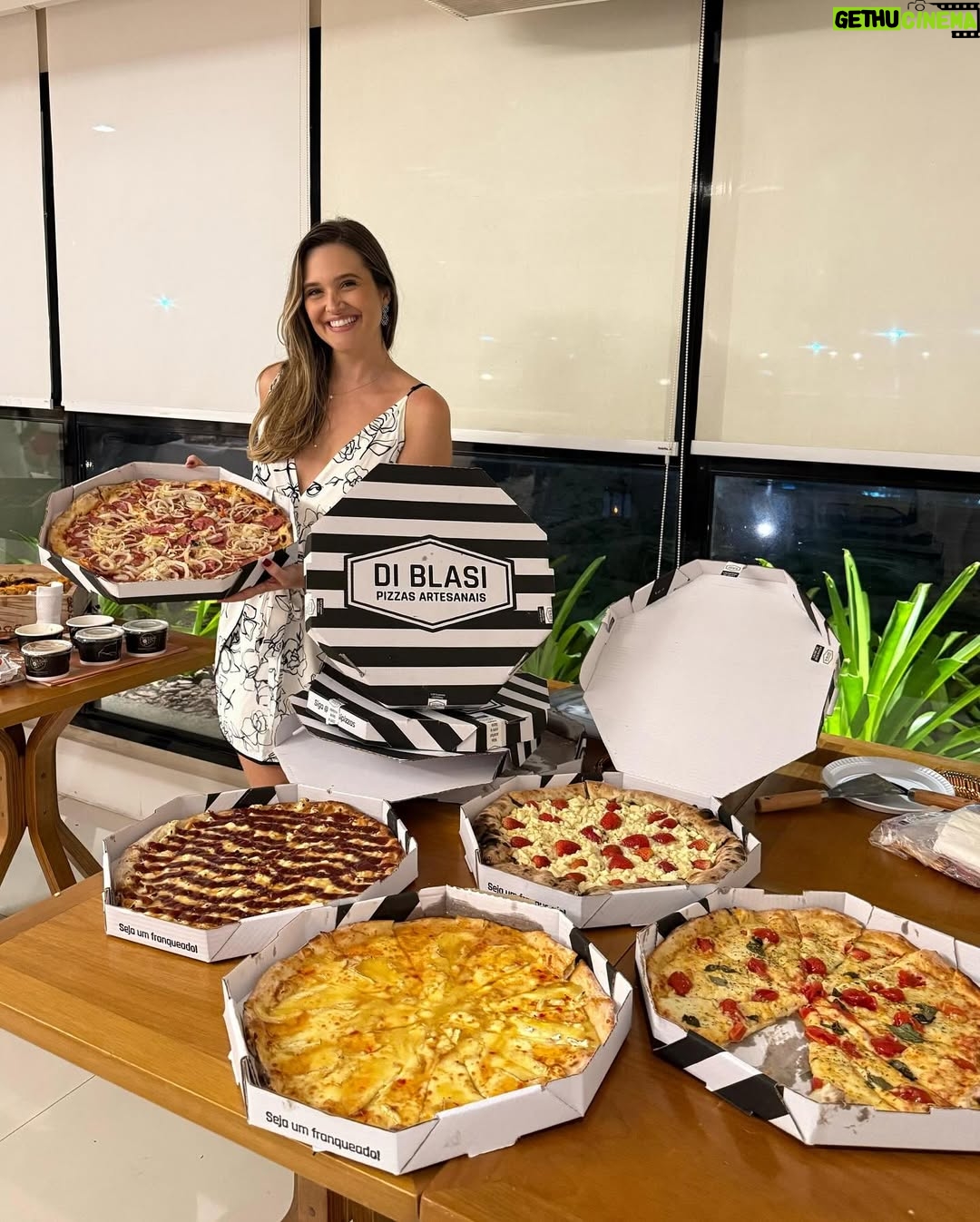 Juliana Paiva - 328.9K Likes - Registro de um dia inesquecível! 🙌🏼💖 (arrasta pro lado)

Reuni a família que nasci com a família que formei na vida! E o resultado não poderia ser outro, uma vibração linda de alegria que fez meu novo ciclo de vida começar com Tudo! 🎂✨✨✨
Amo cada um de vcs!!❤️

Quero agradecer tbm aos meus parceiros que trouxeram muito sabor e ginga pra esse dia tão especial:

 @sushidapraca sempre com qualidade e sabores deliciosos enviaram 3 caixonas de sushi com cuidado e carinho impecável! Muito obrigada💖🍱

@diblasipizzas rechearam a festa com pizzas quentinhas e deliciosas com entregas feitas no decorrer do evento! Incrível! Muito obrigada 💖🍕

E o grupo que me tornei fã e fez a energia rolar em forma de samba @grupobartale Muito sucesso na estrada de vcs! Já me considero madrinha! Muito obrigada por trazerem alegria pro corpo e alma!💖🎉🎼

Começou o MEU ANO!!!🙌🏼🥰🥂✨🎉