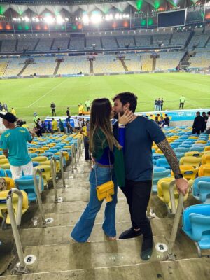 Juliana Paiva Instagram - “Mostra tua Força Brasil
E amarra o amor na chuteira
Que a garra da Torcida inteira
Vai junto com você Brasil”🙌🏼💚💛💙✨

Que emoção assistir pela primeira vez ao vivo a nossa seleção brilhar em campo, ainda mais esse campo sendo o nosso Maraca!😍
Como é bom torcer e vibrar por nós!!
Experiência inesquecível e já com sabor de copa!
Obrigada @brasil por esse convite mágico!
Parabéns Seleção!
Agora é rumo ao Hexa!!🇧🇷❤️✨