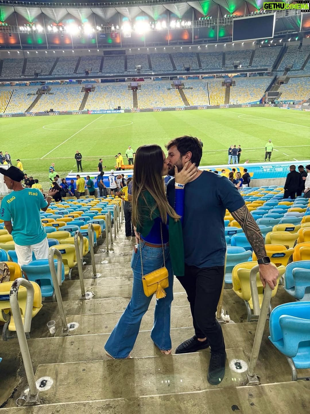 Juliana Paiva - 72.6K Likes - “Mostra tua Força Brasil
E amarra o amor na chuteira
Que a garra da Torcida inteira
Vai junto com você Brasil”🙌🏼💚💛💙✨

Que emoção assistir pela primeira vez ao vivo a nossa seleção brilhar em campo, ainda mais esse campo sendo o nosso Maraca!😍
Como é bom torcer e vibrar por nós!!
Experiência inesquecível e já com sabor de copa!
Obrigada @brasil por esse convite mágico!
Parabéns Seleção!
Agora é rumo ao Hexa!!🇧🇷❤️✨