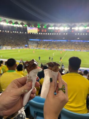 Juliana Paiva Instagram - “Mostra tua Força Brasil
E amarra o amor na chuteira
Que a garra da Torcida inteira
Vai junto com você Brasil”🙌🏼💚💛💙✨

Que emoção assistir pela primeira vez ao vivo a nossa seleção brilhar em campo, ainda mais esse campo sendo o nosso Maraca!😍
Como é bom torcer e vibrar por nós!!
Experiência inesquecível e já com sabor de copa!
Obrigada @brasil por esse convite mágico!
Parabéns Seleção!
Agora é rumo ao Hexa!!🇧🇷❤️✨