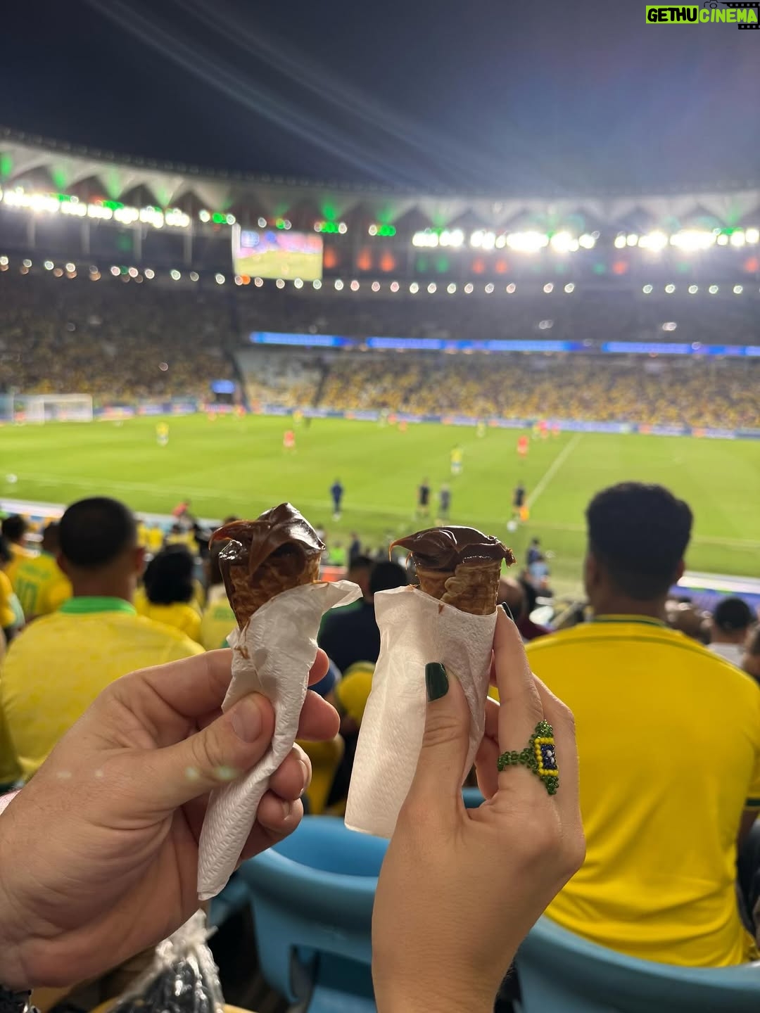 Juliana Paiva - 72.6K Likes - “Mostra tua Força Brasil
E amarra o amor na chuteira
Que a garra da Torcida inteira
Vai junto com você Brasil”🙌🏼💚💛💙✨

Que emoção assistir pela primeira vez ao vivo a nossa seleção brilhar em campo, ainda mais esse campo sendo o nosso Maraca!😍
Como é bom torcer e vibrar por nós!!
Experiência inesquecível e já com sabor de copa!
Obrigada @brasil por esse convite mágico!
Parabéns Seleção!
Agora é rumo ao Hexa!!🇧🇷❤️✨