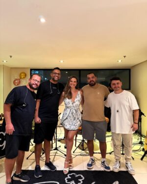 Juliana Paiva Instagram - Registro de um dia inesquecível! 🙌🏼💖 (arrasta pro lado)

Reuni a família que nasci com a família que formei na vida! E o resultado não poderia ser outro, uma vibração linda de alegria que fez meu novo ciclo de vida começar com Tudo! 🎂✨✨✨
Amo cada um de vcs!!❤️

Quero agradecer tbm aos meus parceiros que trouxeram muito sabor e ginga pra esse dia tão especial:

 @sushidapraca sempre com qualidade e sabores deliciosos enviaram 3 caixonas de sushi com cuidado e carinho impecável! Muito obrigada💖🍱

@diblasipizzas rechearam a festa com pizzas quentinhas e deliciosas com entregas feitas no decorrer do evento! Incrível! Muito obrigada 💖🍕

E o grupo que me tornei fã e fez a energia rolar em forma de samba @grupobartale Muito sucesso na estrada de vcs! Já me considero madrinha! Muito obrigada por trazerem alegria pro corpo e alma!💖🎉🎼

Começou o MEU ANO!!!🙌🏼🥰🥂✨🎉