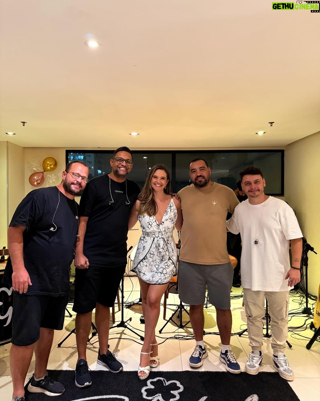Juliana Paiva - 328.9K Likes - Registro de um dia inesquecível! 🙌🏼💖 (arrasta pro lado)

Reuni a família que nasci com a família que formei na vida! E o resultado não poderia ser outro, uma vibração linda de alegria que fez meu novo ciclo de vida começar com Tudo! 🎂✨✨✨
Amo cada um de vcs!!❤️

Quero agradecer tbm aos meus parceiros que trouxeram muito sabor e ginga pra esse dia tão especial:

 @sushidapraca sempre com qualidade e sabores deliciosos enviaram 3 caixonas de sushi com cuidado e carinho impecável! Muito obrigada💖🍱

@diblasipizzas rechearam a festa com pizzas quentinhas e deliciosas com entregas feitas no decorrer do evento! Incrível! Muito obrigada 💖🍕

E o grupo que me tornei fã e fez a energia rolar em forma de samba @grupobartale Muito sucesso na estrada de vcs! Já me considero madrinha! Muito obrigada por trazerem alegria pro corpo e alma!💖🎉🎼

Começou o MEU ANO!!!🙌🏼🥰🥂✨🎉