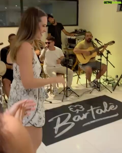 Juliana Paiva - 328.9K Likes - Registro de um dia inesquecível! 🙌🏼💖 (arrasta pro lado)

Reuni a família que nasci com a família que formei na vida! E o resultado não poderia ser outro, uma vibração linda de alegria que fez meu novo ciclo de vida começar com Tudo! 🎂✨✨✨
Amo cada um de vcs!!❤️

Quero agradecer tbm aos meus parceiros que trouxeram muito sabor e ginga pra esse dia tão especial:

 @sushidapraca sempre com qualidade e sabores deliciosos enviaram 3 caixonas de sushi com cuidado e carinho impecável! Muito obrigada💖🍱

@diblasipizzas rechearam a festa com pizzas quentinhas e deliciosas com entregas feitas no decorrer do evento! Incrível! Muito obrigada 💖🍕

E o grupo que me tornei fã e fez a energia rolar em forma de samba @grupobartale Muito sucesso na estrada de vcs! Já me considero madrinha! Muito obrigada por trazerem alegria pro corpo e alma!💖🎉🎼

Começou o MEU ANO!!!🙌🏼🥰🥂✨🎉