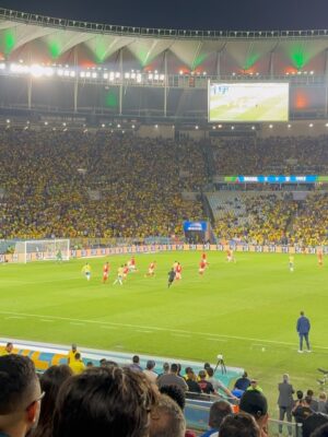Juliana Paiva Instagram - “Mostra tua Força Brasil
E amarra o amor na chuteira
Que a garra da Torcida inteira
Vai junto com você Brasil”🙌🏼💚💛💙✨

Que emoção assistir pela primeira vez ao vivo a nossa seleção brilhar em campo, ainda mais esse campo sendo o nosso Maraca!😍
Como é bom torcer e vibrar por nós!!
Experiência inesquecível e já com sabor de copa!
Obrigada @brasil por esse convite mágico!
Parabéns Seleção!
Agora é rumo ao Hexa!!🇧🇷❤️✨