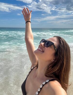 Juliana Paiva Instagram - “Vai menina, fecha os olhos. Solta os cabelos. Joga a vida. Como quem brinca somente. Vai, esquece do mundo. Molha os pés na poça. Mergulha no que te dá vontade. Que a vida não espera por você
Abraça o que te faz sorrir. Não espere. Promessas, vão e vem. Planos, se desfazem. Regras, você as dita. Palavras, o vento leva. Distância, só existe pra quem quer. Os olhos se fecham um dia, pra sempre. E o que importa você sabe,
menina. É o quão isso te faz sorrir. E só.” 🐚🌊🎶🌅

Caio Fernando Abreu