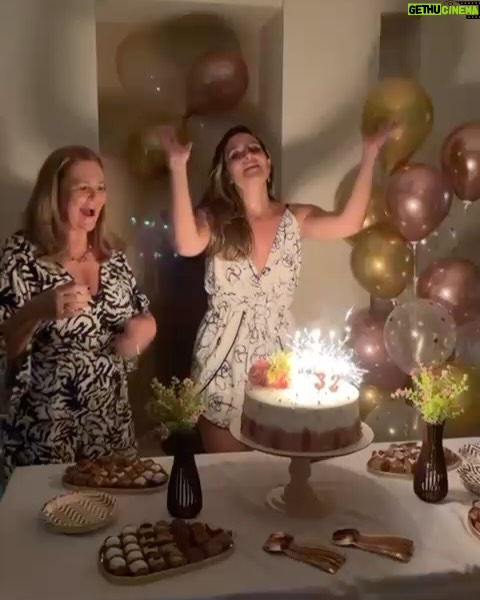 Juliana Paiva - 328.9K Likes - Registro de um dia inesquecível! 🙌🏼💖 (arrasta pro lado)

Reuni a família que nasci com a família que formei na vida! E o resultado não poderia ser outro, uma vibração linda de alegria que fez meu novo ciclo de vida começar com Tudo! 🎂✨✨✨
Amo cada um de vcs!!❤️

Quero agradecer tbm aos meus parceiros que trouxeram muito sabor e ginga pra esse dia tão especial:

 @sushidapraca sempre com qualidade e sabores deliciosos enviaram 3 caixonas de sushi com cuidado e carinho impecável! Muito obrigada💖🍱

@diblasipizzas rechearam a festa com pizzas quentinhas e deliciosas com entregas feitas no decorrer do evento! Incrível! Muito obrigada 💖🍕

E o grupo que me tornei fã e fez a energia rolar em forma de samba @grupobartale Muito sucesso na estrada de vcs! Já me considero madrinha! Muito obrigada por trazerem alegria pro corpo e alma!💖🎉🎼

Começou o MEU ANO!!!🙌🏼🥰🥂✨🎉