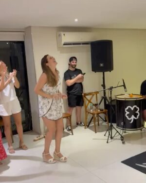 Juliana Paiva Instagram - Registro de um dia inesquecível! 🙌🏼💖 (arrasta pro lado)

Reuni a família que nasci com a família que formei na vida! E o resultado não poderia ser outro, uma vibração linda de alegria que fez meu novo ciclo de vida começar com Tudo! 🎂✨✨✨
Amo cada um de vcs!!❤️

Quero agradecer tbm aos meus parceiros que trouxeram muito sabor e ginga pra esse dia tão especial:

 @sushidapraca sempre com qualidade e sabores deliciosos enviaram 3 caixonas de sushi com cuidado e carinho impecável! Muito obrigada💖🍱

@diblasipizzas rechearam a festa com pizzas quentinhas e deliciosas com entregas feitas no decorrer do evento! Incrível! Muito obrigada 💖🍕

E o grupo que me tornei fã e fez a energia rolar em forma de samba @grupobartale Muito sucesso na estrada de vcs! Já me considero madrinha! Muito obrigada por trazerem alegria pro corpo e alma!💖🎉🎼

Começou o MEU ANO!!!🙌🏼🥰🥂✨🎉