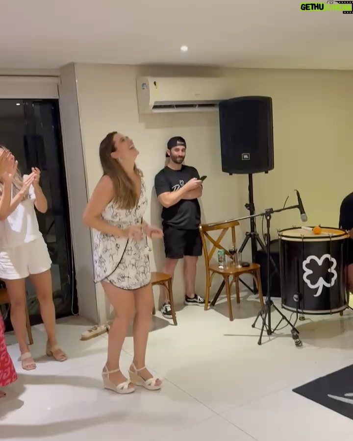 Juliana Paiva - 328.9K Likes - Registro de um dia inesquecível! 🙌🏼💖 (arrasta pro lado)

Reuni a família que nasci com a família que formei na vida! E o resultado não poderia ser outro, uma vibração linda de alegria que fez meu novo ciclo de vida começar com Tudo! 🎂✨✨✨
Amo cada um de vcs!!❤️

Quero agradecer tbm aos meus parceiros que trouxeram muito sabor e ginga pra esse dia tão especial:

 @sushidapraca sempre com qualidade e sabores deliciosos enviaram 3 caixonas de sushi com cuidado e carinho impecável! Muito obrigada💖🍱

@diblasipizzas rechearam a festa com pizzas quentinhas e deliciosas com entregas feitas no decorrer do evento! Incrível! Muito obrigada 💖🍕

E o grupo que me tornei fã e fez a energia rolar em forma de samba @grupobartale Muito sucesso na estrada de vcs! Já me considero madrinha! Muito obrigada por trazerem alegria pro corpo e alma!💖🎉🎼

Começou o MEU ANO!!!🙌🏼🥰🥂✨🎉