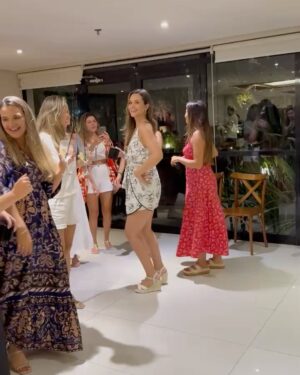 Juliana Paiva Instagram - Registro de um dia inesquecível! 🙌🏼💖 (arrasta pro lado)

Reuni a família que nasci com a família que formei na vida! E o resultado não poderia ser outro, uma vibração linda de alegria que fez meu novo ciclo de vida começar com Tudo! 🎂✨✨✨
Amo cada um de vcs!!❤️

Quero agradecer tbm aos meus parceiros que trouxeram muito sabor e ginga pra esse dia tão especial:

 @sushidapraca sempre com qualidade e sabores deliciosos enviaram 3 caixonas de sushi com cuidado e carinho impecável! Muito obrigada💖🍱

@diblasipizzas rechearam a festa com pizzas quentinhas e deliciosas com entregas feitas no decorrer do evento! Incrível! Muito obrigada 💖🍕

E o grupo que me tornei fã e fez a energia rolar em forma de samba @grupobartale Muito sucesso na estrada de vcs! Já me considero madrinha! Muito obrigada por trazerem alegria pro corpo e alma!💖🎉🎼

Começou o MEU ANO!!!🙌🏼🥰🥂✨🎉